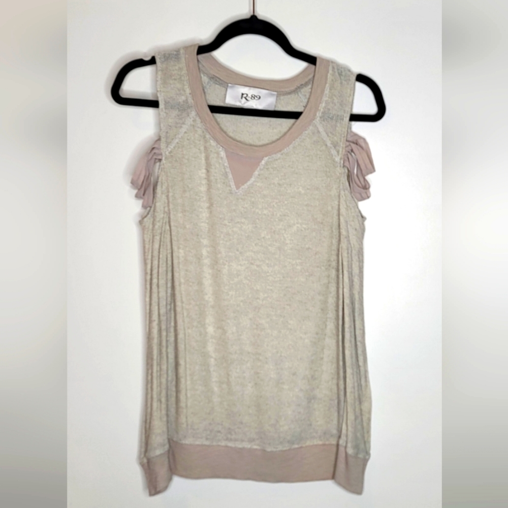 R-89 Exposed shoulder top